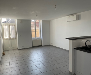 Location Appartement 3 pièces Givry (71640) - PLEIN CENTRE